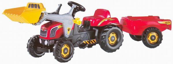 Traktor s přívěsným vozíkem a nakládací lžicí