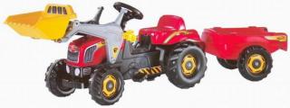 Traktor s přívěsným vozíkem a nakládací lžicí